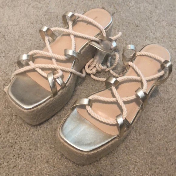 pretty little thing flatforms